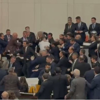 Meclis'te yumruklu kavga