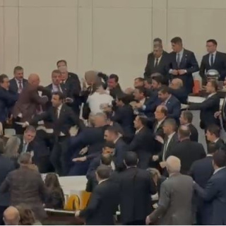 Meclis'te yumruklu kavga