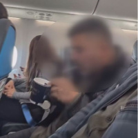 Uçakta sigara içti, kara listeye alındı