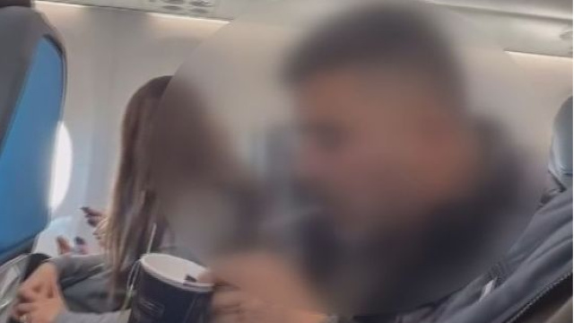 Uçakta sigara içti, kara listeye alındı