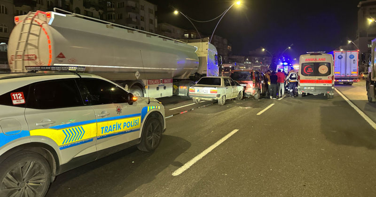Uşak'da Zincirleme Trafik Kazası: 6 Yaralı