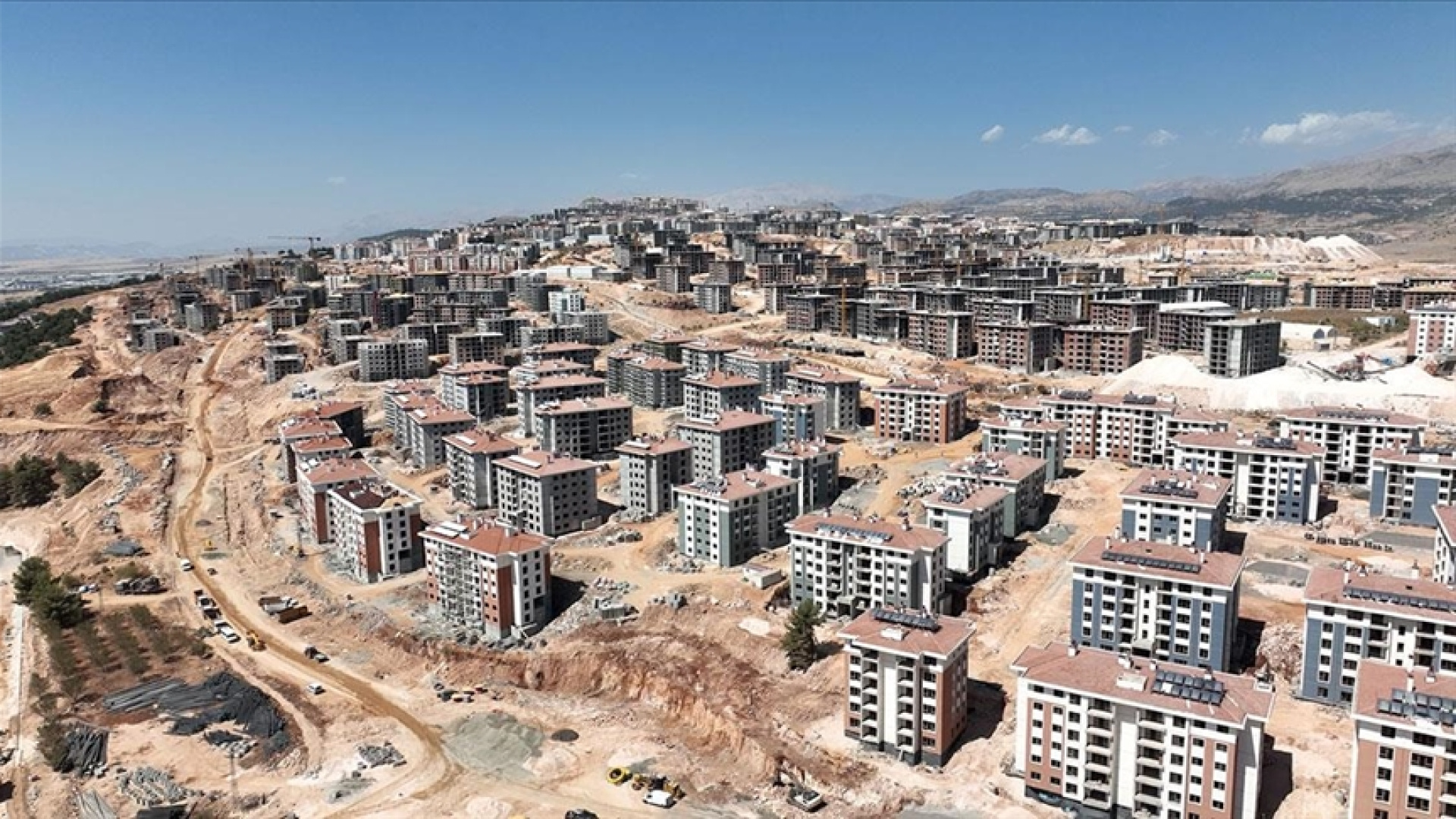 Deprem konutları ödeme planı: Deprem konutu aylık taksit tutarı ne kadar, taksit süresi kaç yıl, konut fiyatları ne kadar, geri ödeme ne zaman başlıyor?