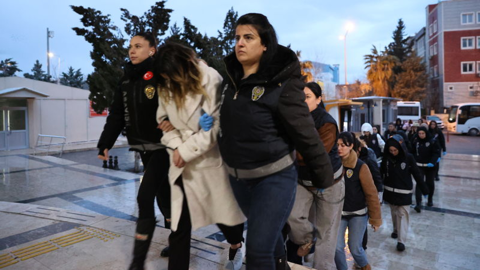 Son dakika: Şanlıurfa'da fuhuş operasyonunda 27 zanlı tutuklandı