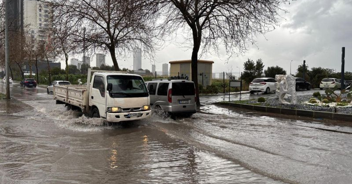 İzmir'de Sağanak Yağmur: Trafik Durumu