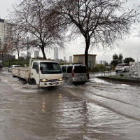 İzmir'de yollar göle döndü
