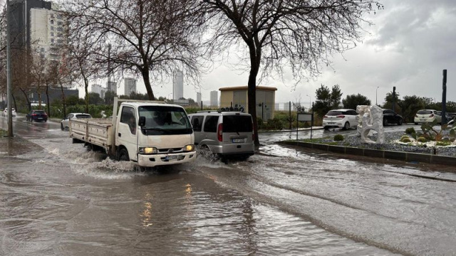 İzmir'de yollar göle döndü