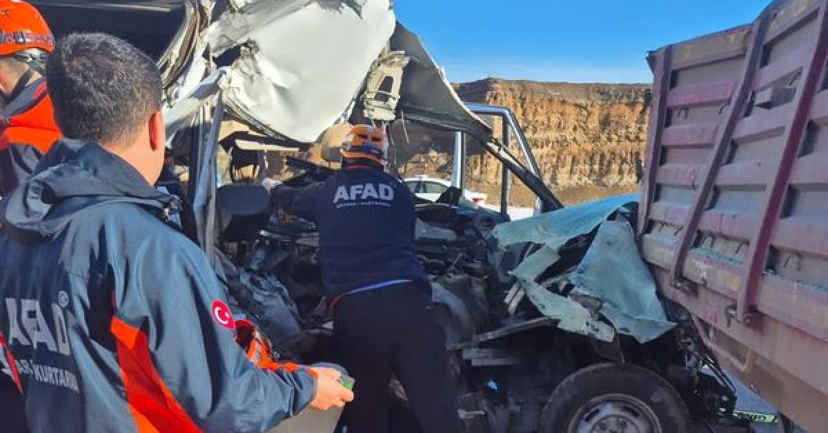 Kayseri Pınarbaşı'da Öğrenci Servisi TIR'a Çarpma Sonucu 1 Ölüm, 7 Yarı