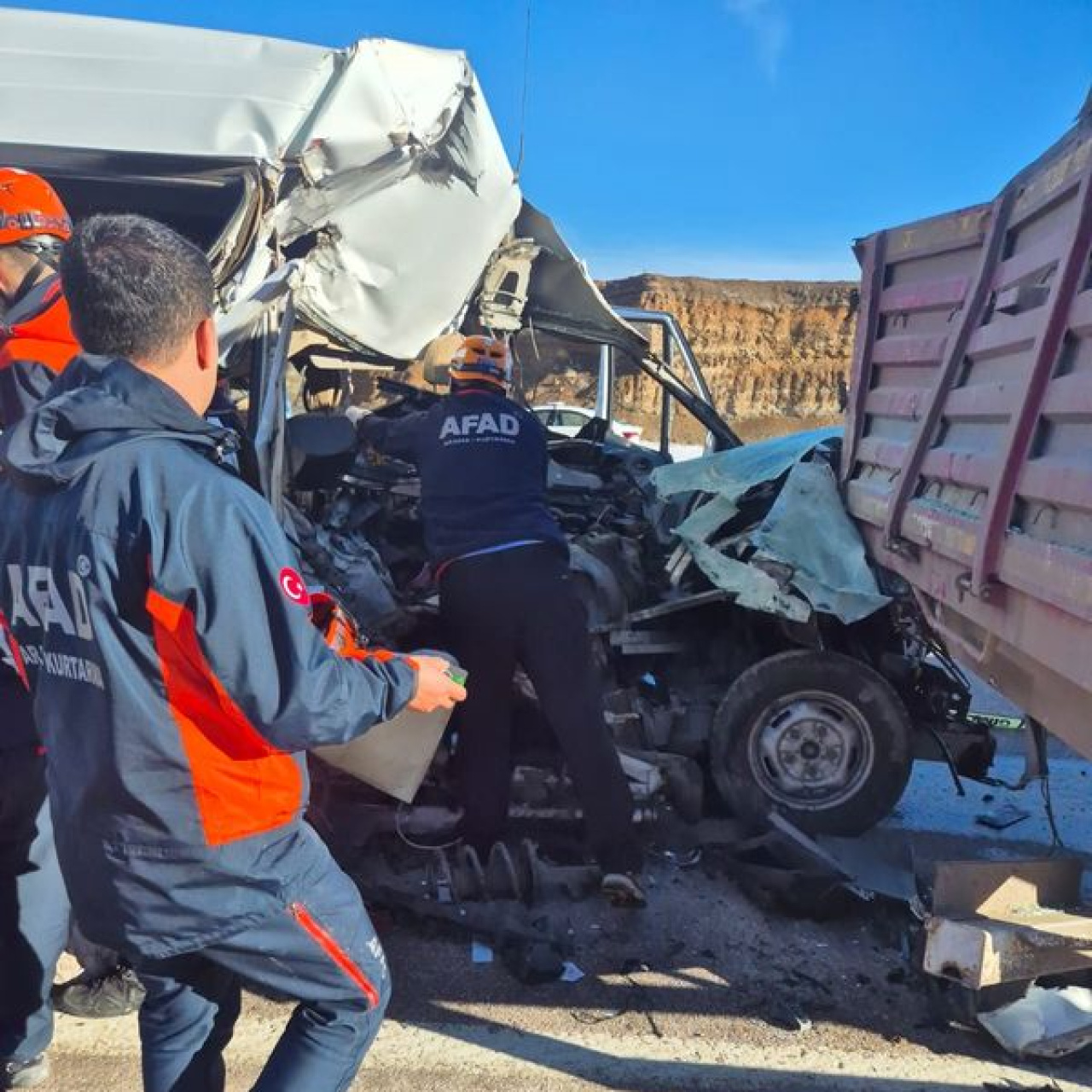 Öğrenci servisi TIR'a çarptı! Ölü ve yaralılar var!