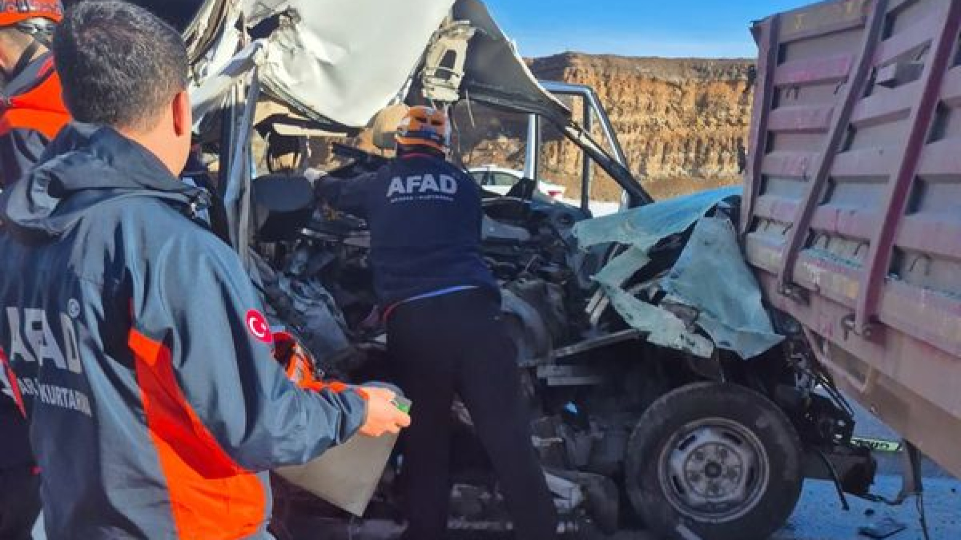 Kayseri haberleri: Öğrenci servisi TIR'a çarptı! Ölü ve yaralılar var | SON DAKİKA HABER | Son dakika haberleri