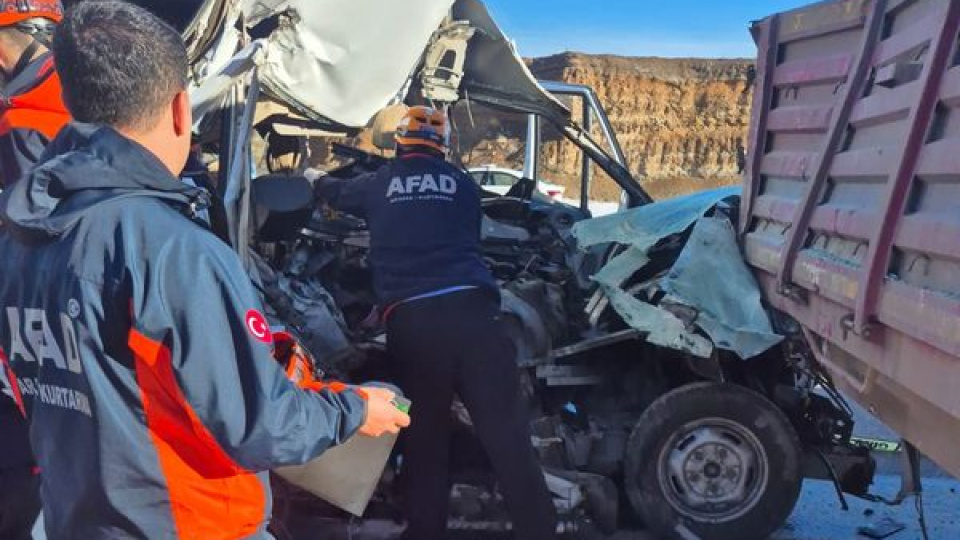 Öğrenci servisi TIR'a çarptı! Ölü ve yaralılar var!