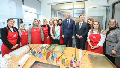 Bakan Ersoy, Berlin'de Türkçe öğrenen gençlerle buluştu