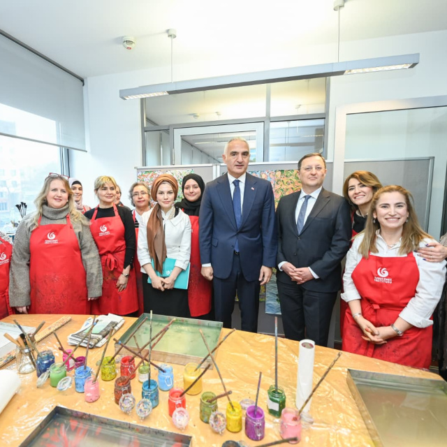 Bakan Ersoy, Berlin'de Türkçe öğrenen gençlerle buluştu