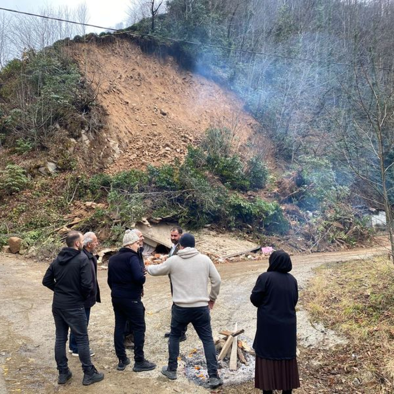 Heyelan evi yuttu! Facia kıl payı!