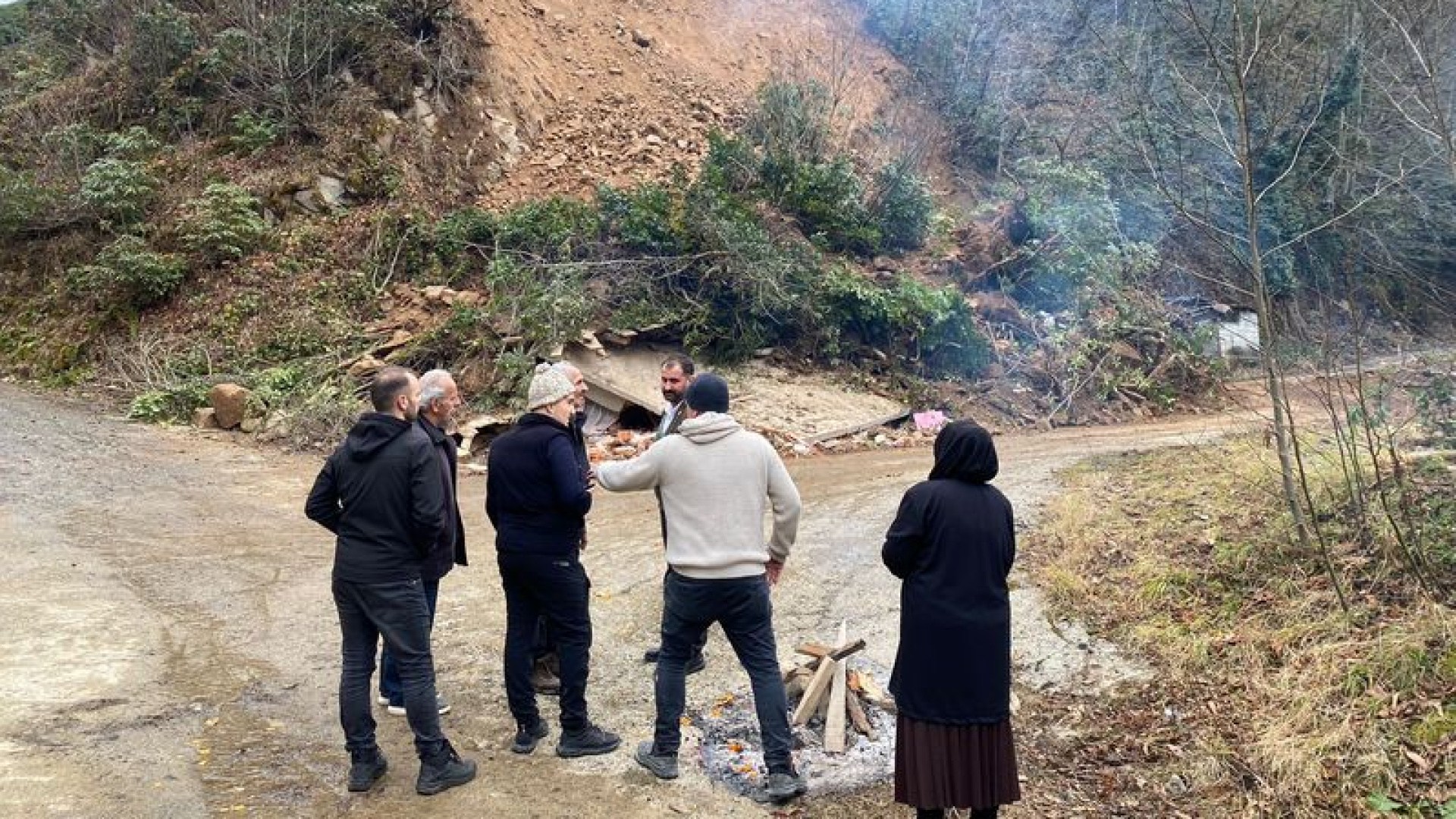 Heyelan evi yuttu! Facia kıl payı! | Son dakika haberleri