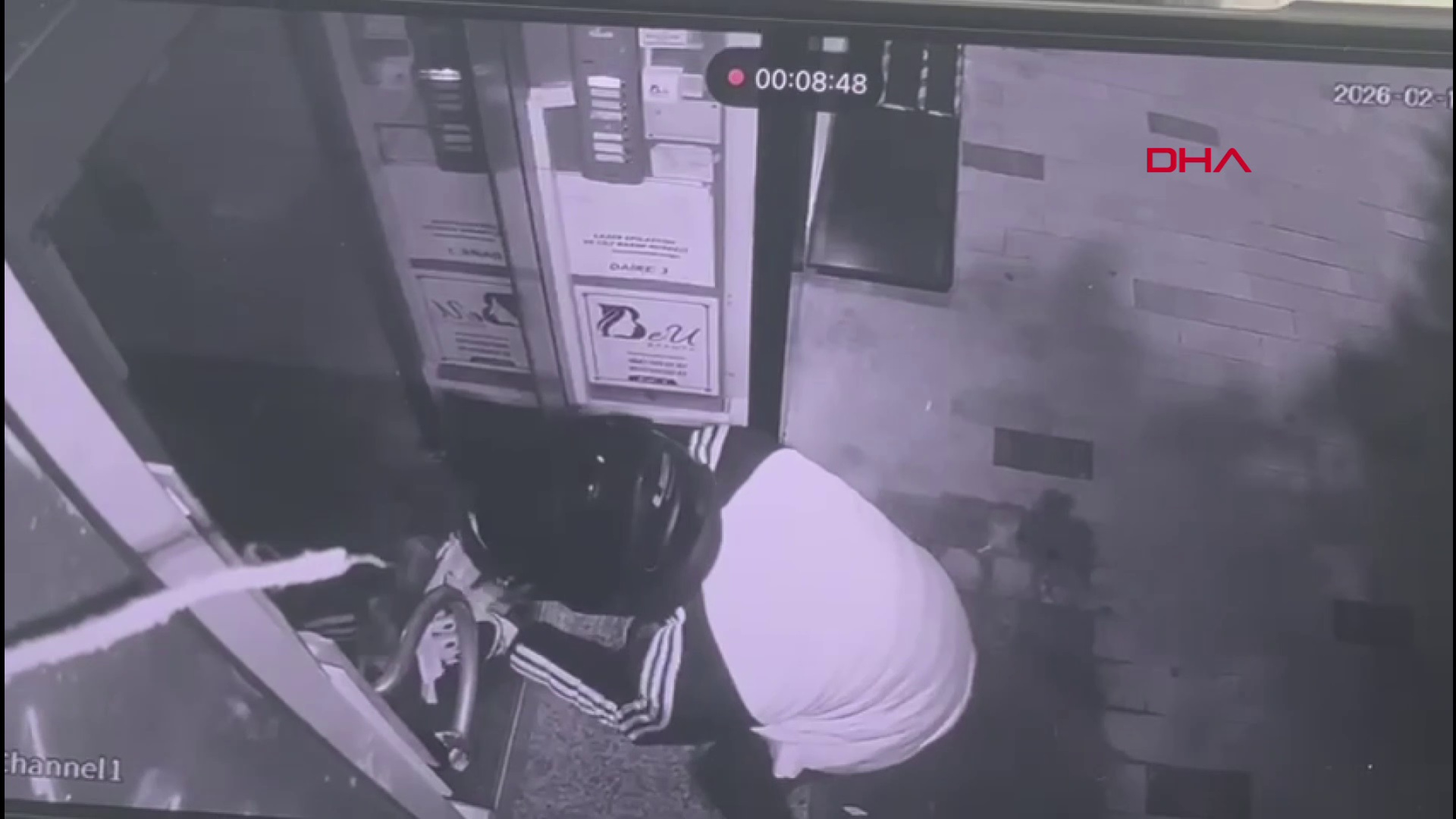 Kapıya el bombası bantladılar! | Son dakika haberleri