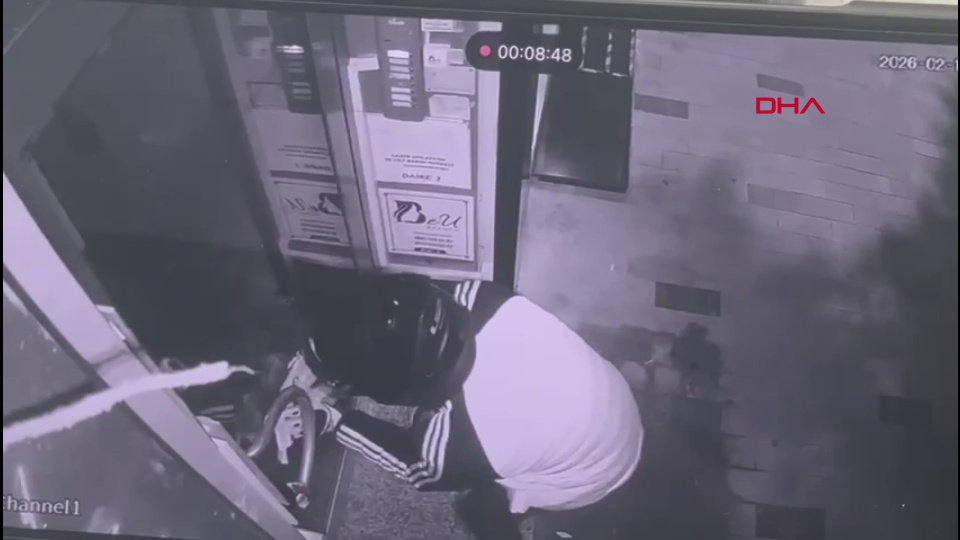 Kapıya el bombası bantladılar!