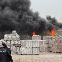 Balıkesir'de depo yangını!