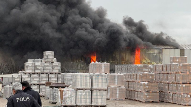 Balıkesir'de depo yangını!