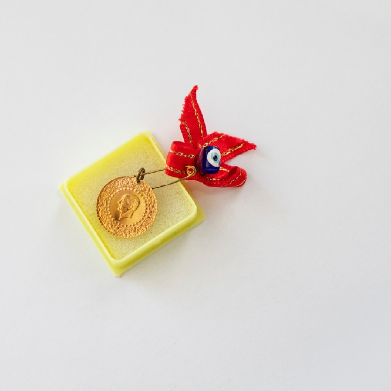 Altın dalgalı seyrediyor