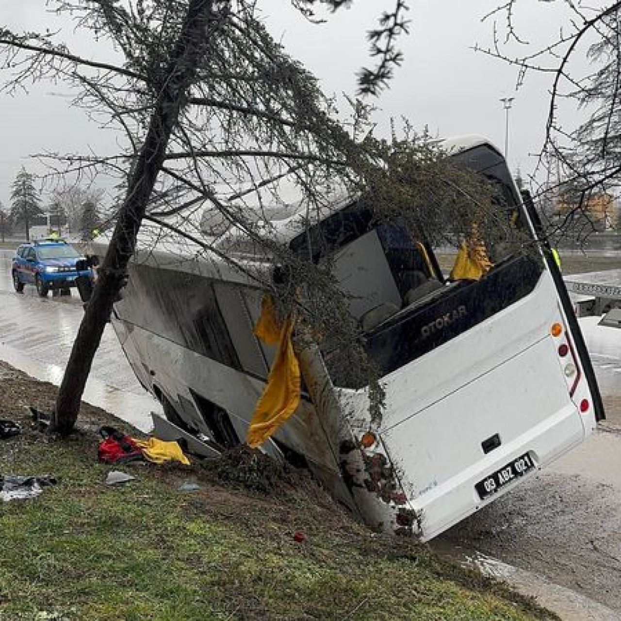 Cezaevi aracı devrildi! 3 yaralı var