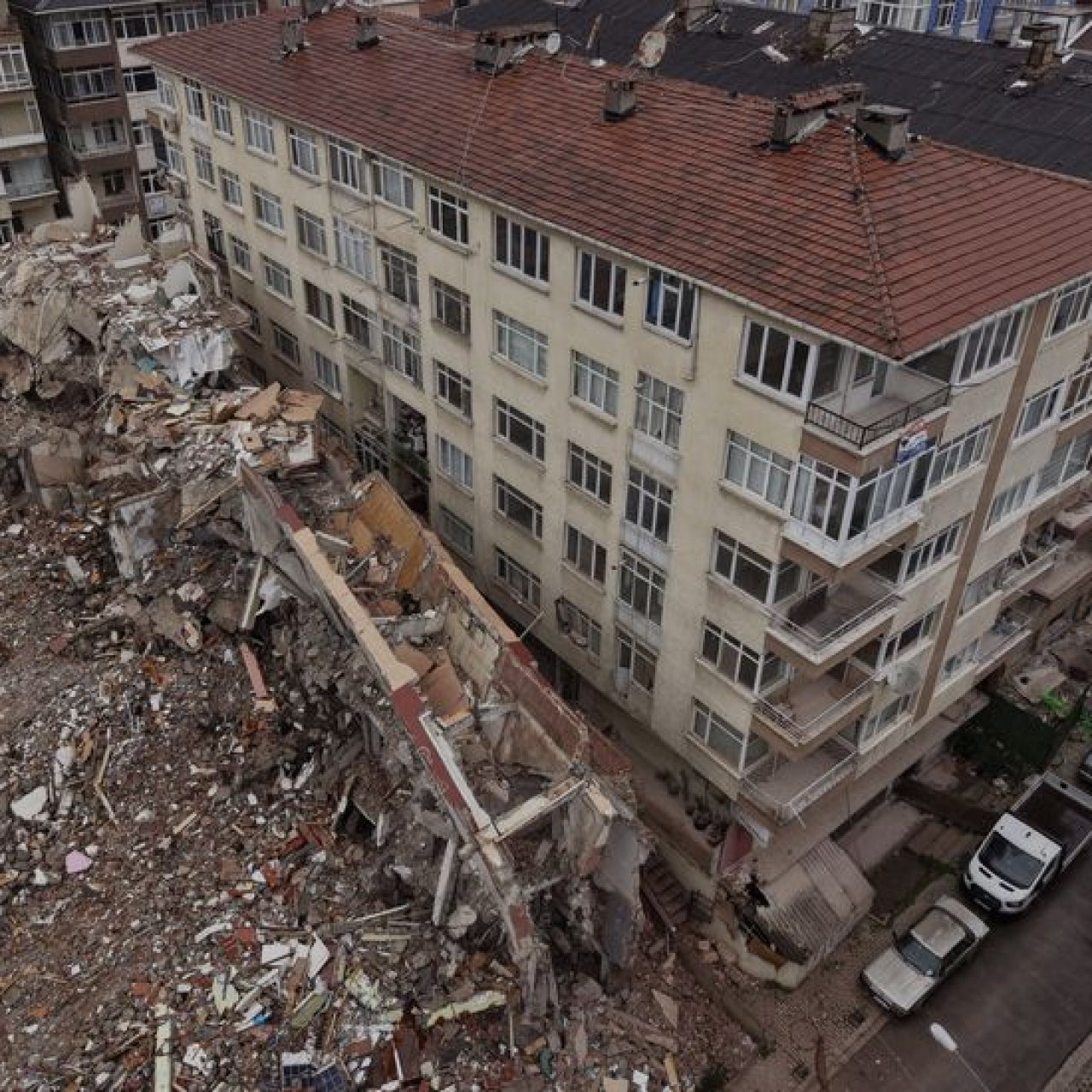 Yıkımı yapılırken yanındaki binaya devrildi!