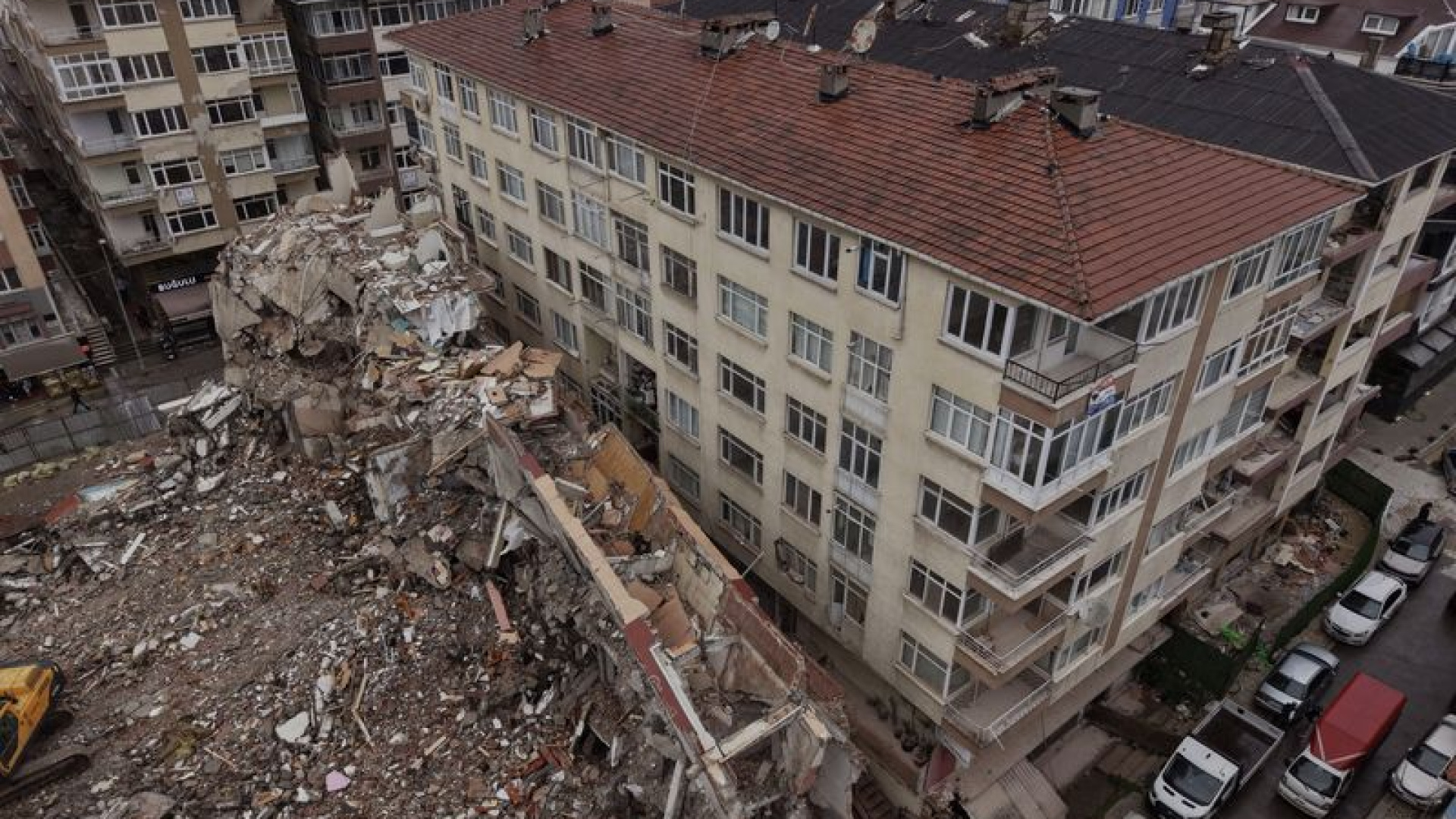 Büyük panik! Yıkımı yapılırken yanındaki binaya devrildi! | Son dakika haberleri
