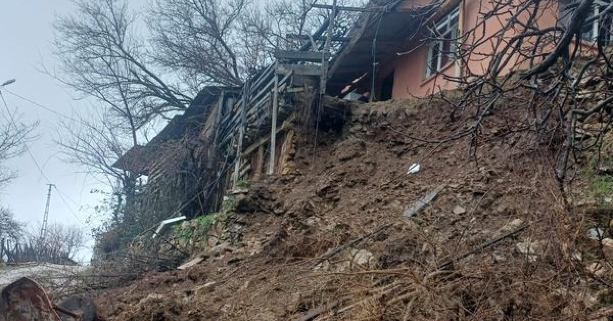 Adana'da bir evin istinat duvarı çöktü - Türkiye'nın güney kesiminde gerginlikler
