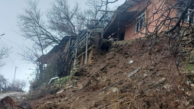 Evin istinat duvarı çöktü