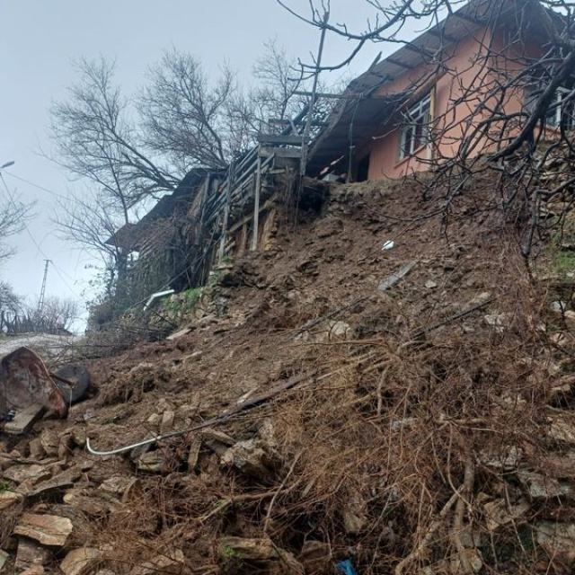 Evin istinat duvarı çöktü