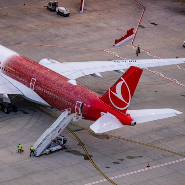 THY, 100 bin çalışanının fotoğrafıyla giydirdiği 500'üncü uçağını tanıttı