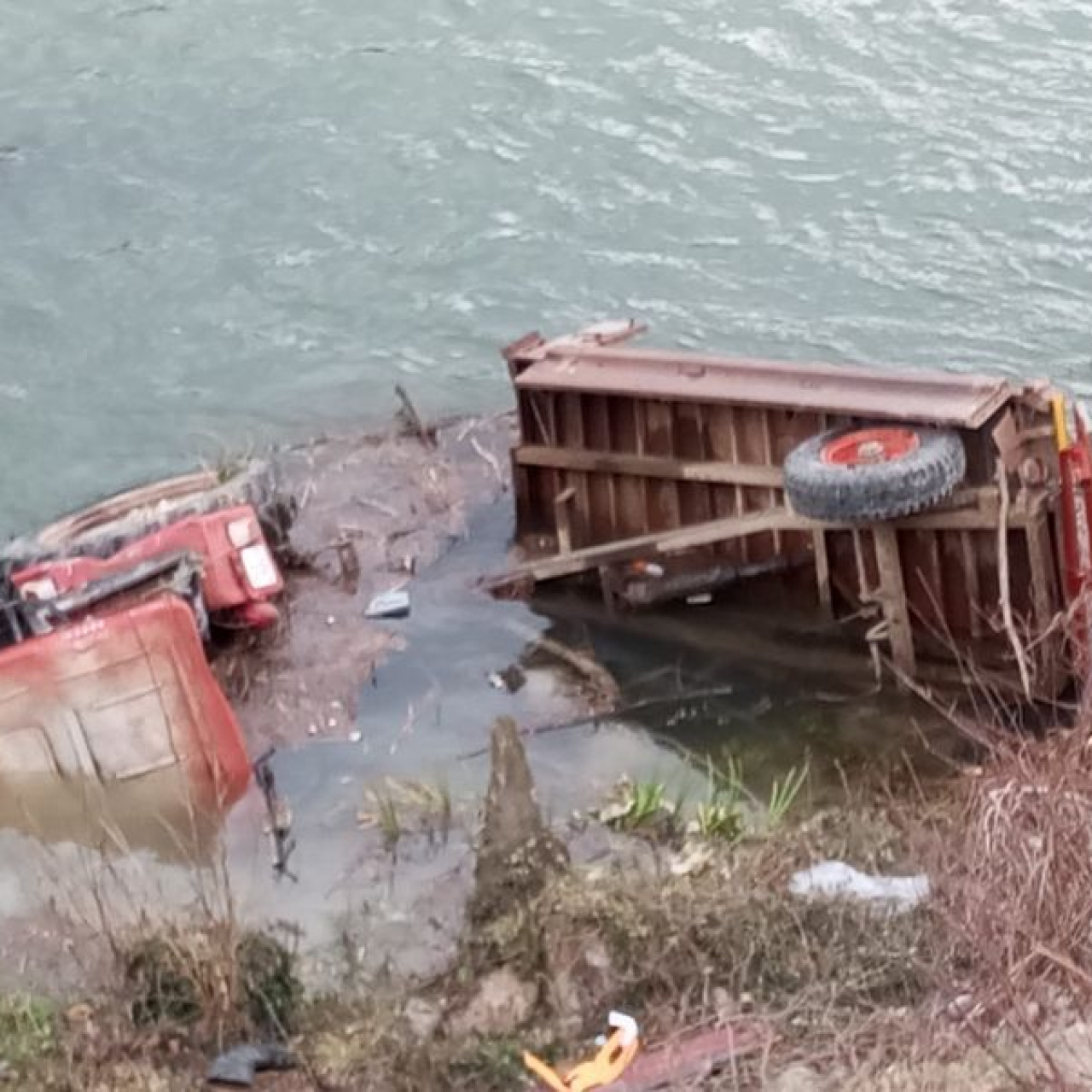 Traktör nehre devrildi: 1 ölü, 1 yaralı