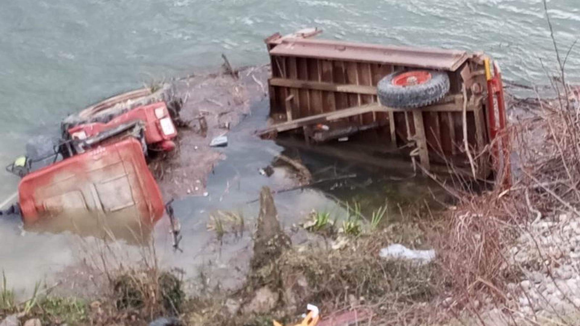 Samsun'da traktörün nehre devrilmesi sonucu 1 kişi öldü, 1 kişi yaralandı