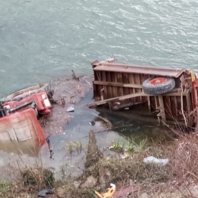 Traktör nehre devrildi: 1 ölü, 1 yaralı