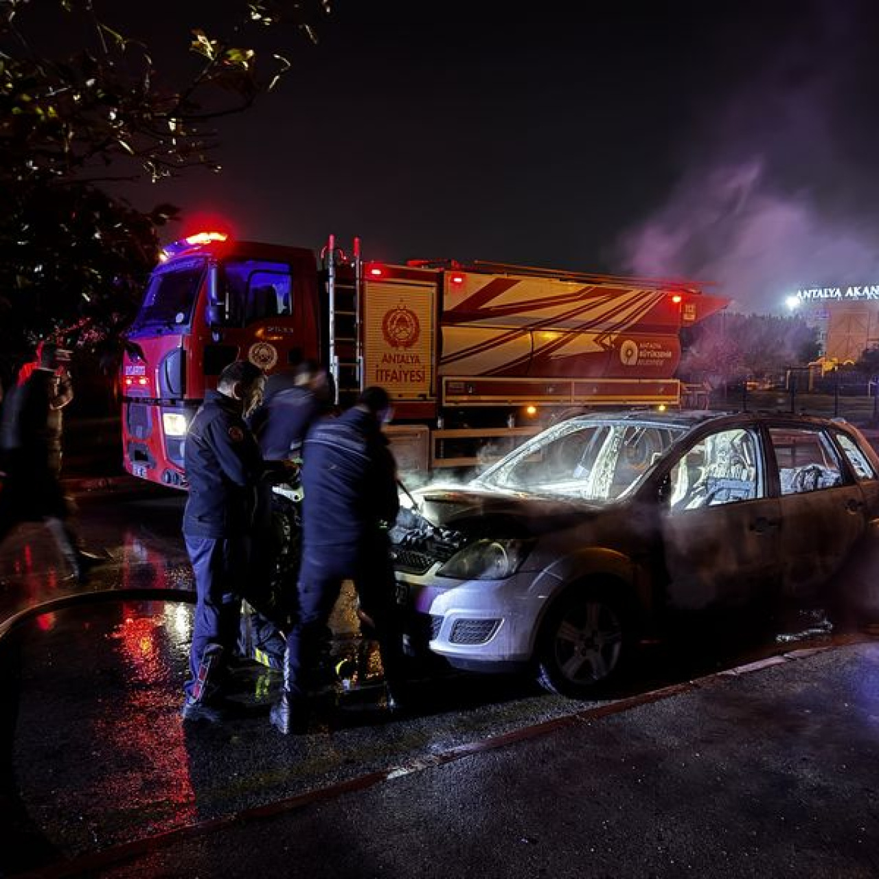 Benzin dökerek 2 aracı ateşe verdi