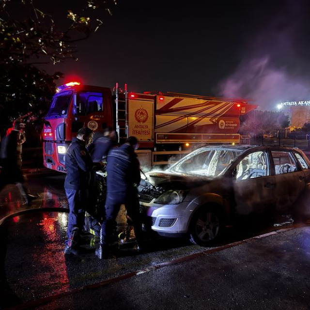 Benzin dökerek 2 aracı ateşe verdi