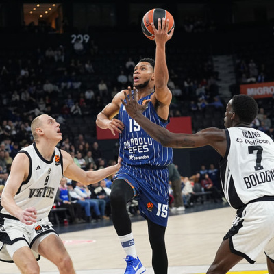 Efes, EuroLeague'de seriye bağladı!