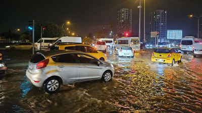 Adana'da sağanak yağış! Yollar göle döndü