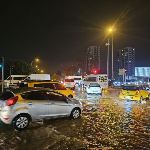 Adana'da sağanak yağış! Yollar göle döndü