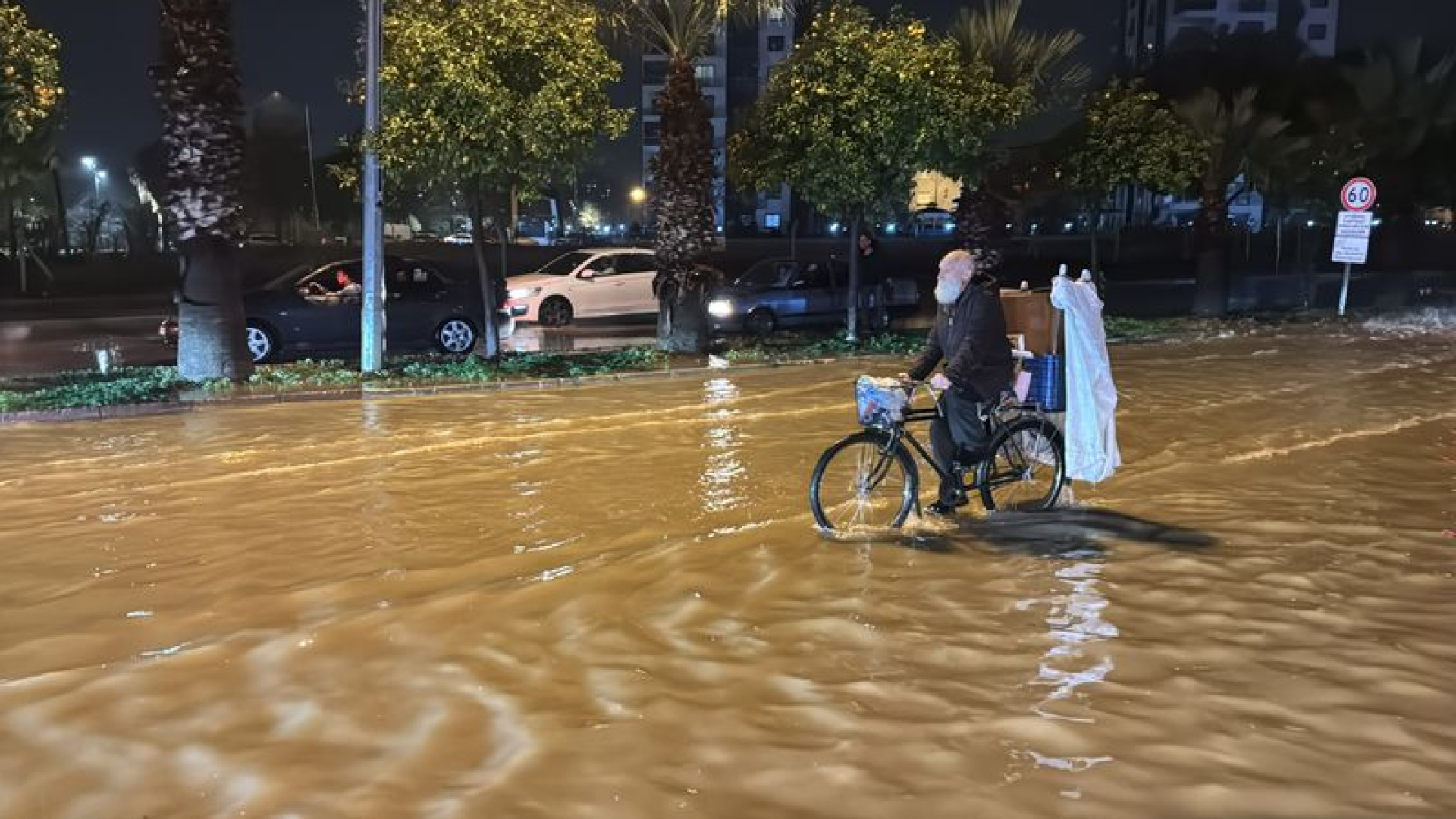 Mersin ve Antalya'da Şiddetli Yağış Nedeniyle Okullar Tatil Edildi