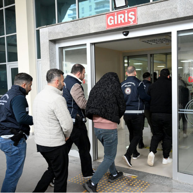 Diplomatik plakalı araçla insan kaçakçılığı iddiası: 6 tutuklama