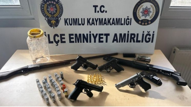 Toprağa gömülü silahlar ele geçirildi