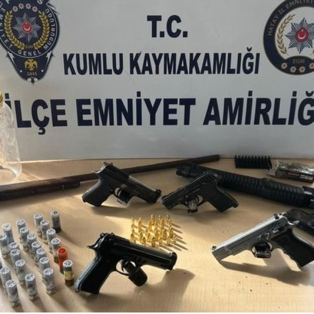 Toprağa gömülü silahlar ele geçirildi