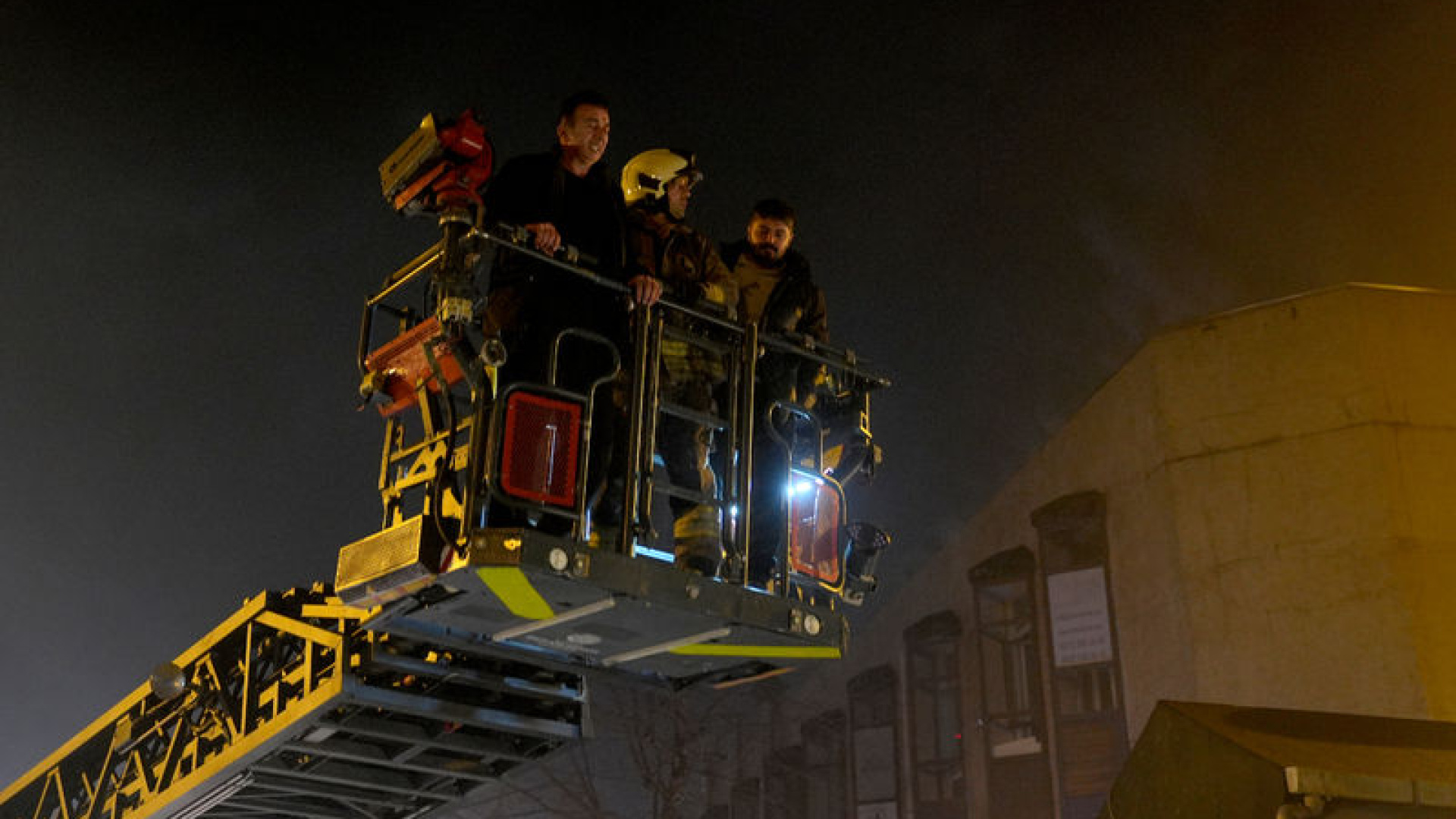 Kağıthane'de iş hanı yangını: 11 kişi kurtarıldı |…