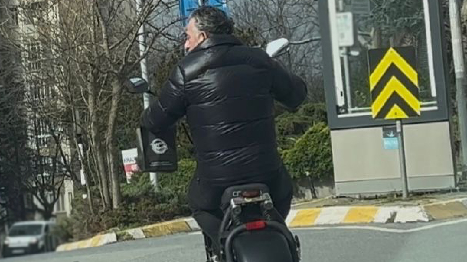 Cem Yılmaz, Levent'te Kasksız Motosiklet Kullanırken Görüntülendi