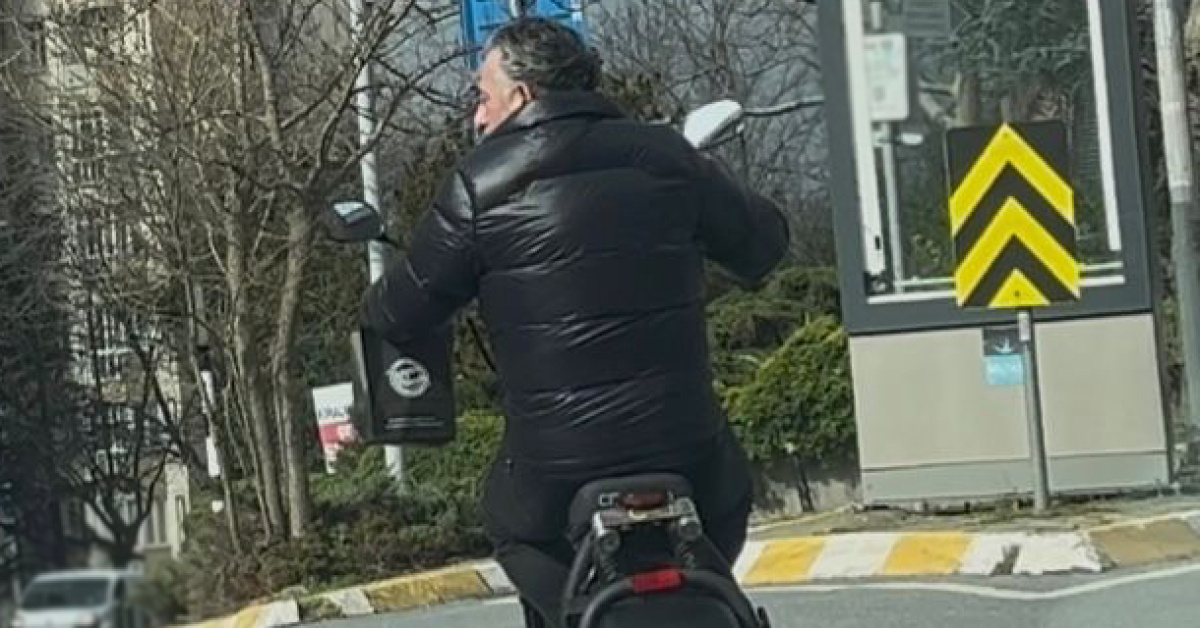 Cem Yılmaz Levent'te kasksız elektrikli bisiklet kullanarak objektiflere yansıdı