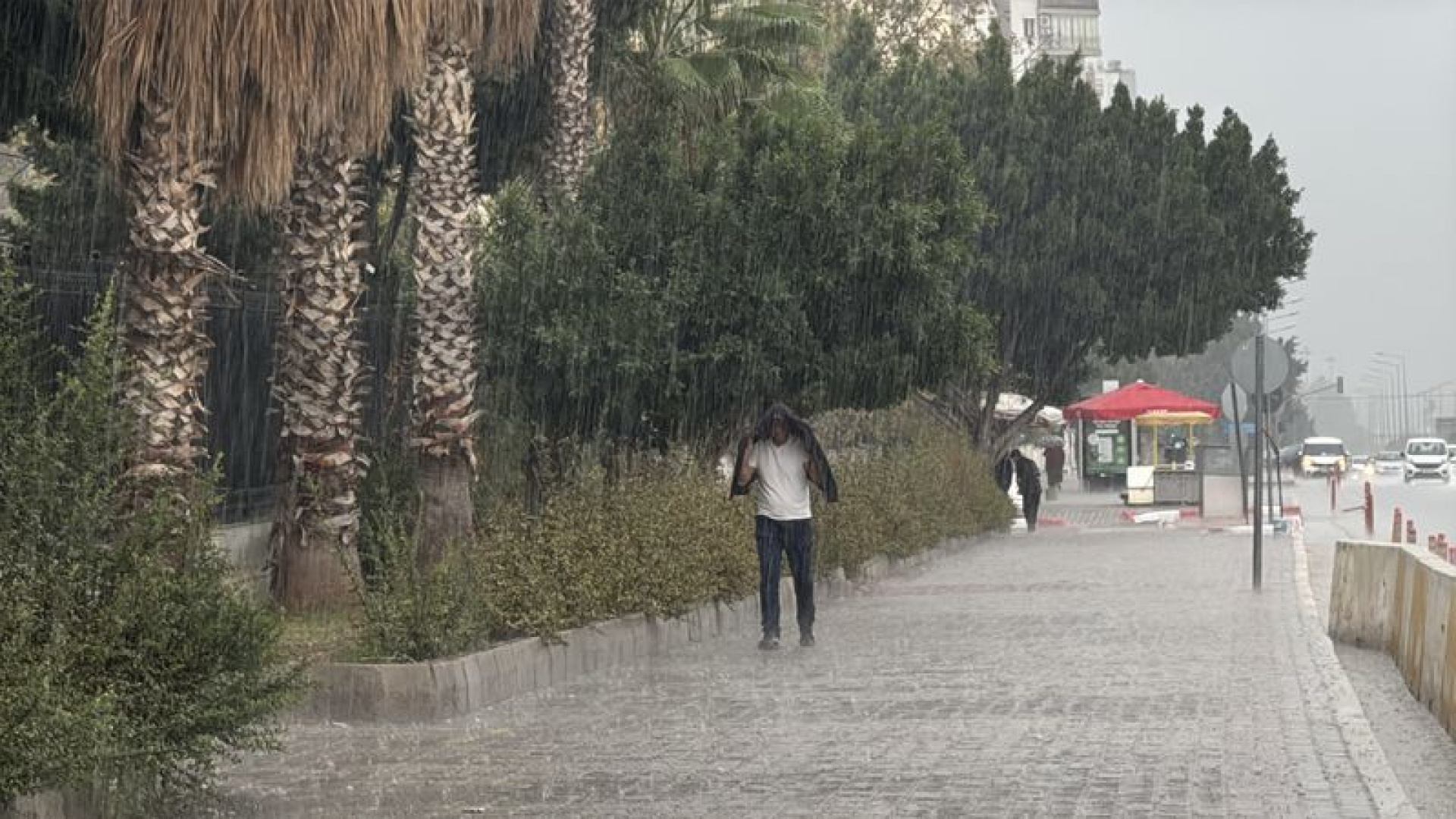 Antalya'da Şiddetli Sağanak: 7 İlçede Okullar Tatil Edildi