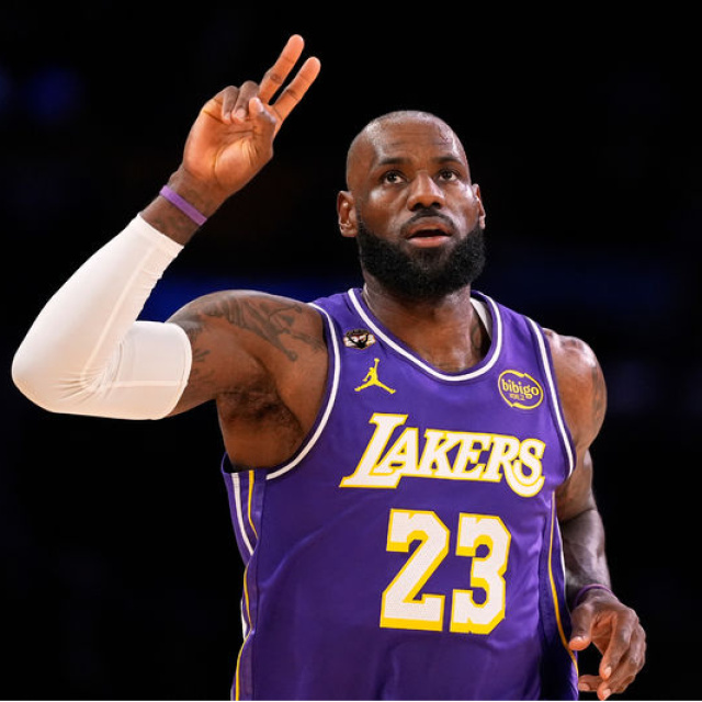 LeBron James ilki başardı, tarihe geçti!