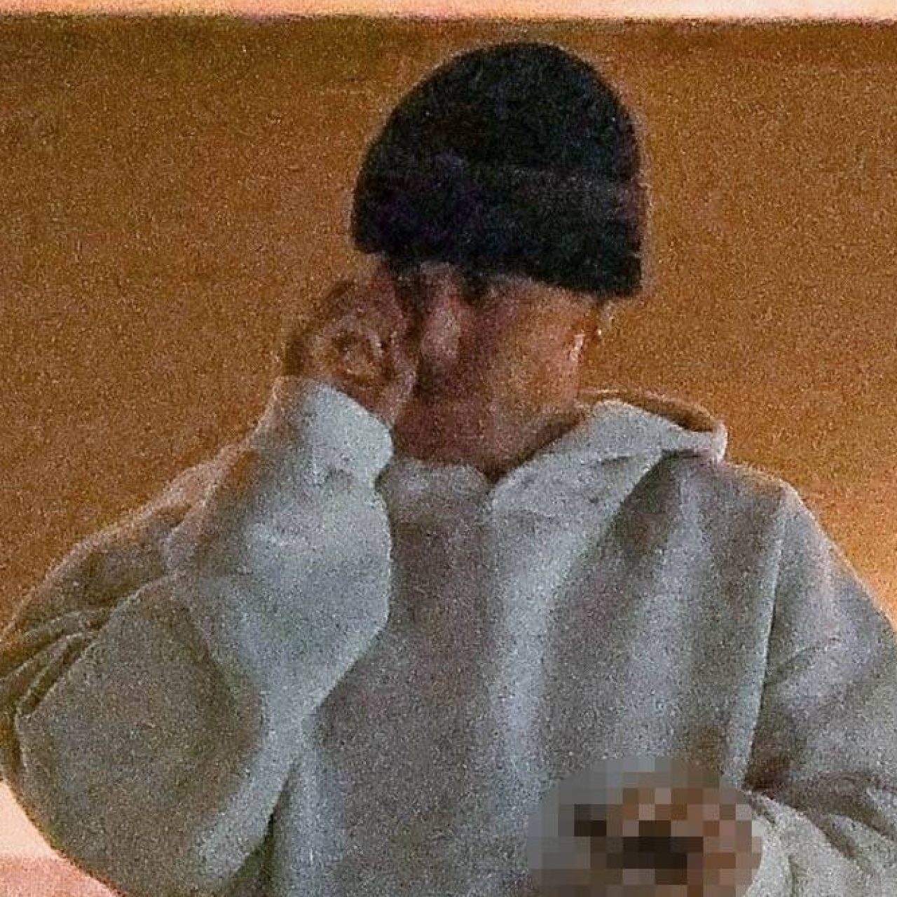 Burnunu karıştırırken görüntülendi