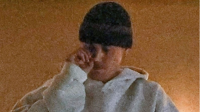 Burnunu karıştırırken görüntülendi