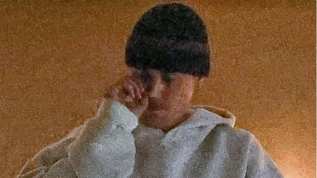 Burnunu karıştırırken görüntülendi